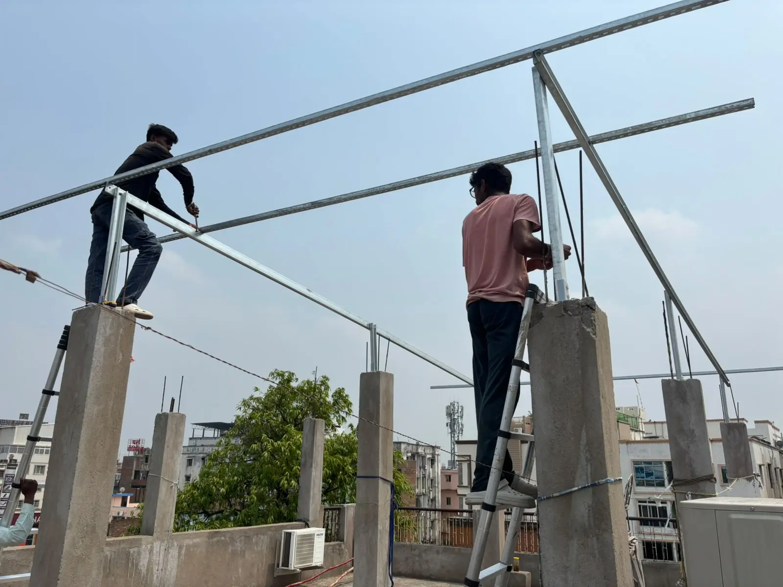 स्ट्रक्चर बसवताना आमची टीम