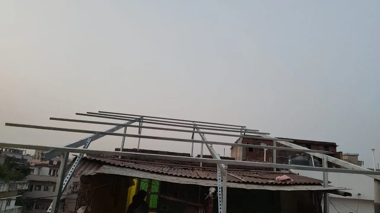 पॅनल बसवण्यापूर्वीचे स्ट्रक्चर